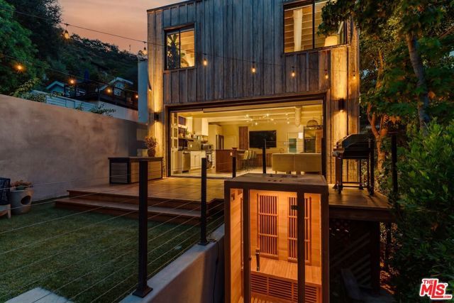8550 Ridpath Drive, Los Angeles, CA 90046