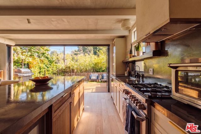 8550 Ridpath Drive, Los Angeles, CA 90046