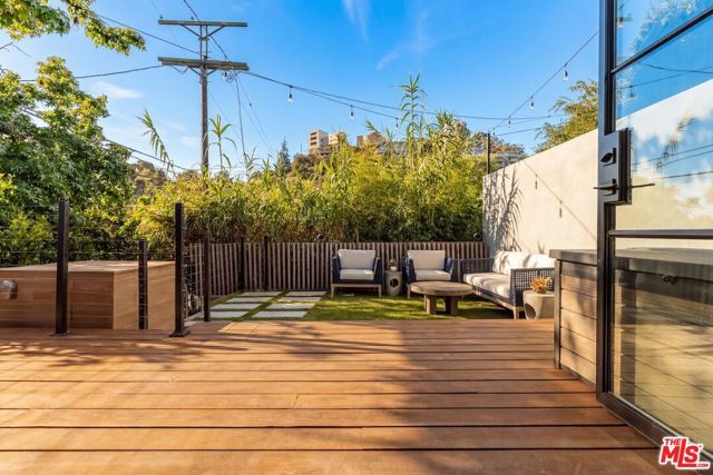 8550 Ridpath Drive, Los Angeles, CA 90046