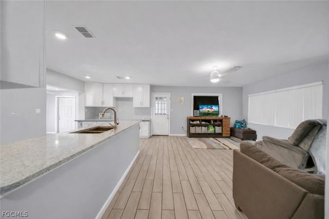 102 Crescent Lake DR, North Fort Myers, FL 33917