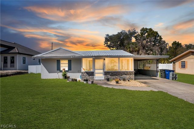 102 Crescent Lake DR, North Fort Myers, FL 33917