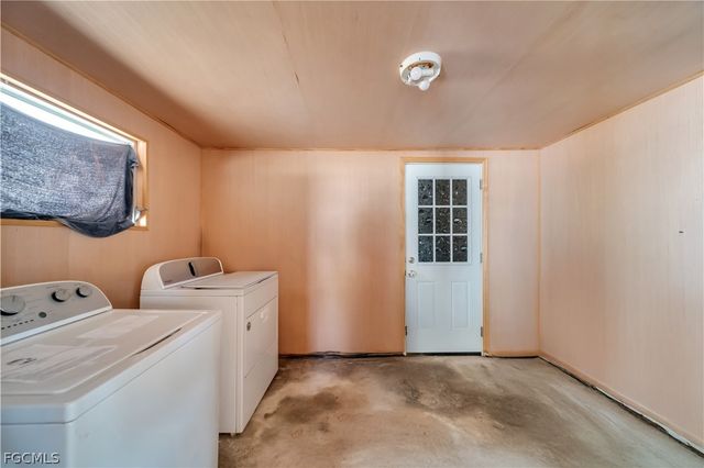 102 Crescent Lake DR, North Fort Myers, FL 33917