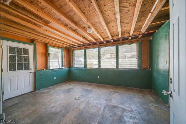 102 Crescent Lake DR, North Fort Myers, FL 33917