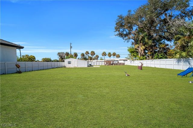 102 Crescent Lake DR, North Fort Myers, FL 33917