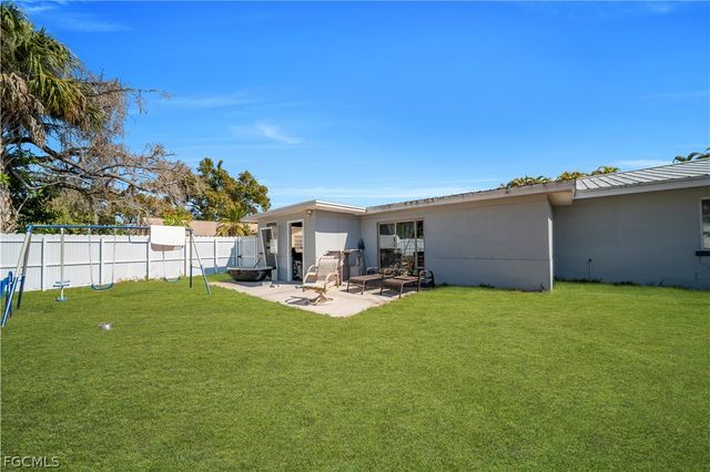 102 Crescent Lake DR, North Fort Myers, FL 33917