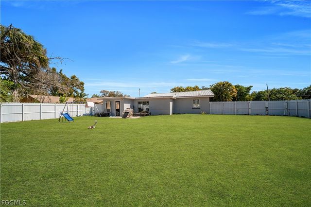 102 Crescent Lake DR, North Fort Myers, FL 33917