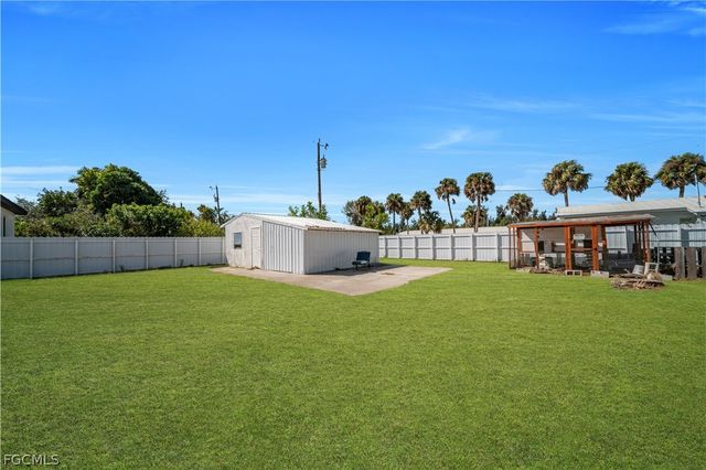 102 Crescent Lake DR, North Fort Myers, FL 33917