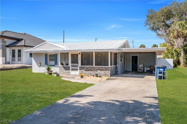 102 Crescent Lake DR, North Fort Myers, FL 33917