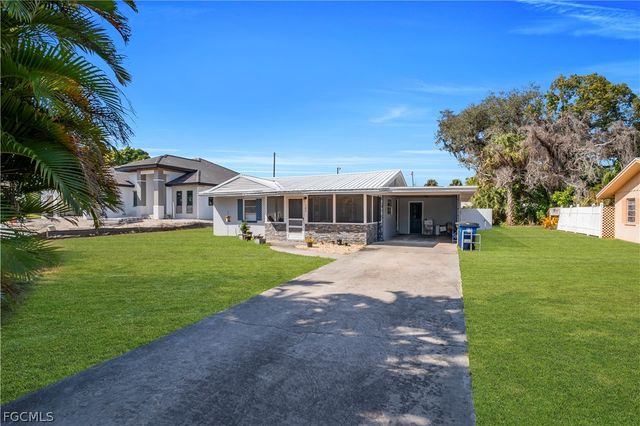 102 Crescent Lake DR, North Fort Myers, FL 33917