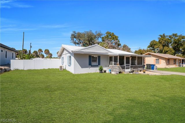 102 Crescent Lake DR, North Fort Myers, FL 33917