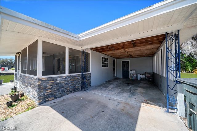 102 Crescent Lake DR, North Fort Myers, FL 33917