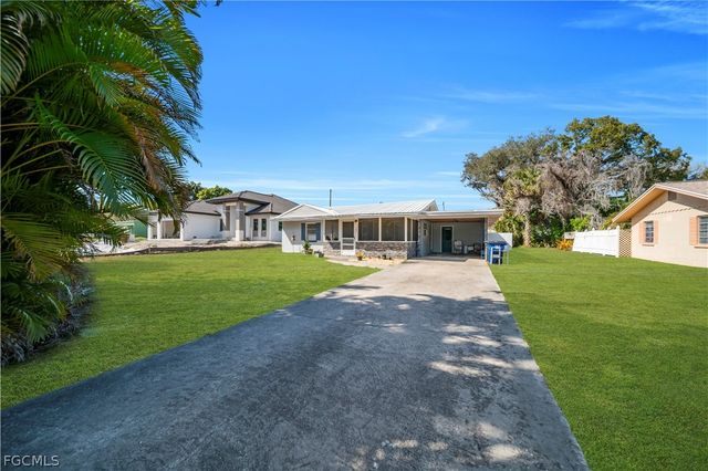 102 Crescent Lake DR, North Fort Myers, FL 33917