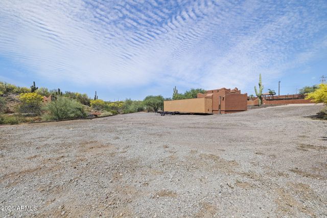 47012 N New River Road, New River, AZ 85087