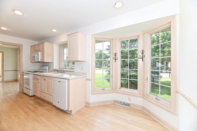 540 Mc Aurther LANE #B, Brookfield, WI 53045