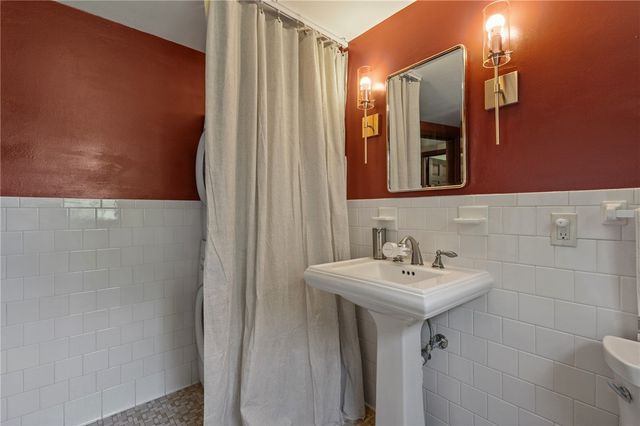 1 Sayles Hill Road, Lincoln, RI 02838