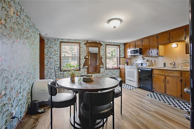 1 Sayles Hill Road, Lincoln, RI 02838