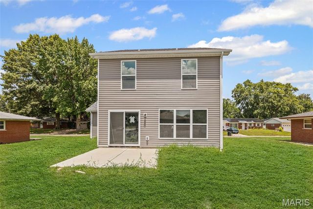 24 Queensway Drive, Belleville, IL 62226