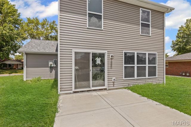 24 Queensway Drive, Belleville, IL 62226