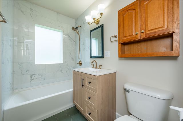 6008 Rollins Avenue, Des Moines, IA 50312