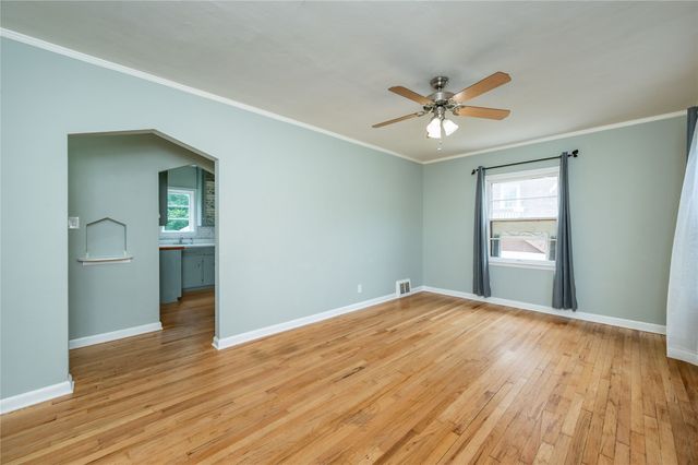 6008 Rollins Avenue, Des Moines, IA 50312