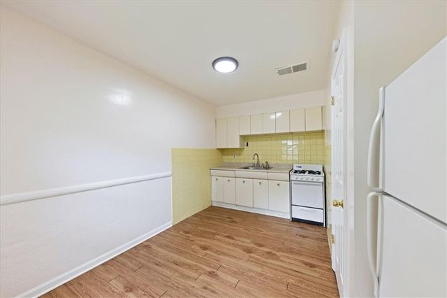 2021 S Harris Avenue, Independence, MO 64052