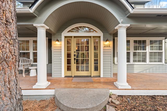 250 NW 17th Street, Bend, OR 97703