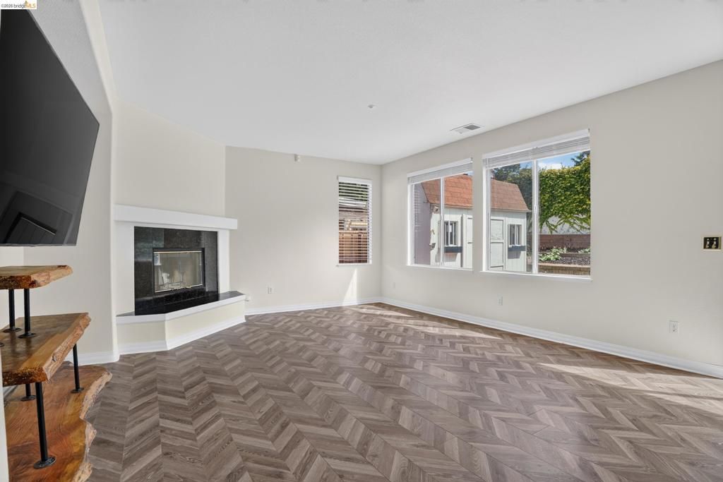 Image 10 of property listing at 34469 Valley Oaks Loop, Union City, CA 94587
