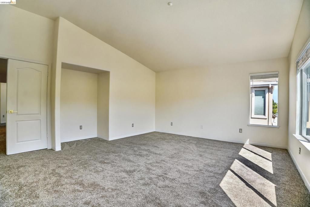 Image 14 of property listing at 34469 Valley Oaks Loop, Union City, CA 94587
