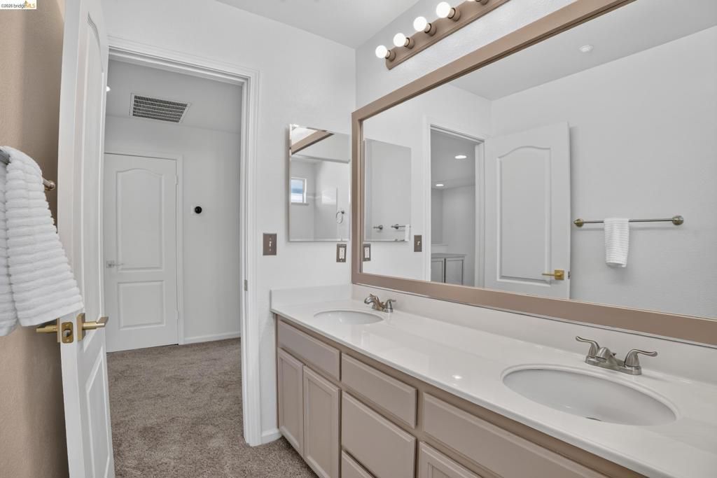 Image 22 of property listing at 34469 Valley Oaks Loop, Union City, CA 94587