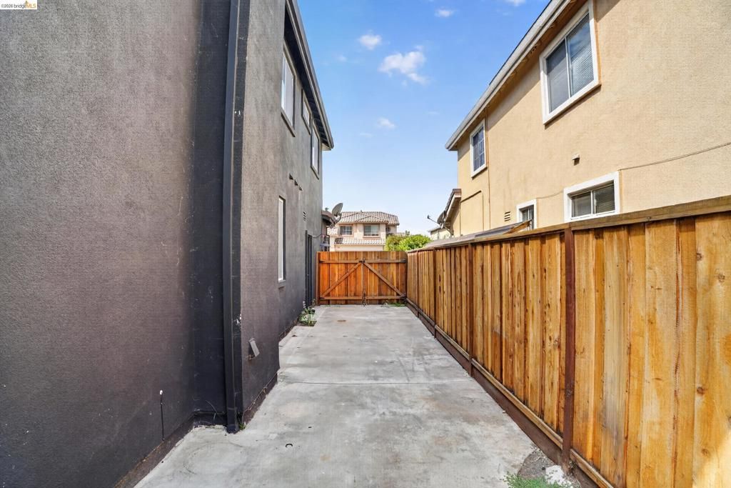 Image 32 of property listing at 34469 Valley Oaks Loop, Union City, CA 94587