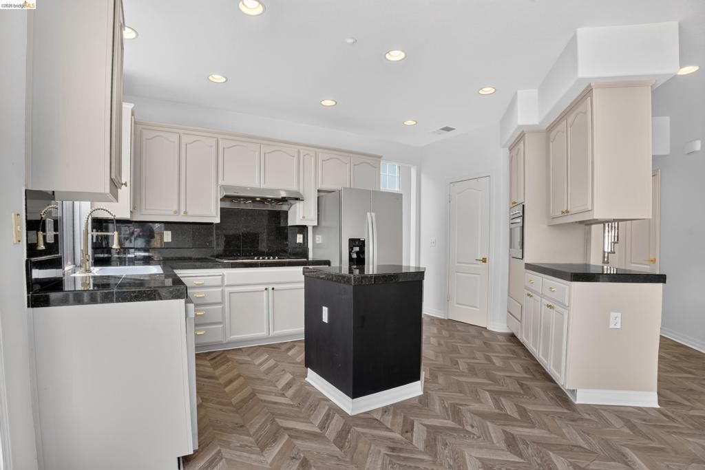 Image 8 of property listing at 34469 Valley Oaks Loop, Union City, CA 94587