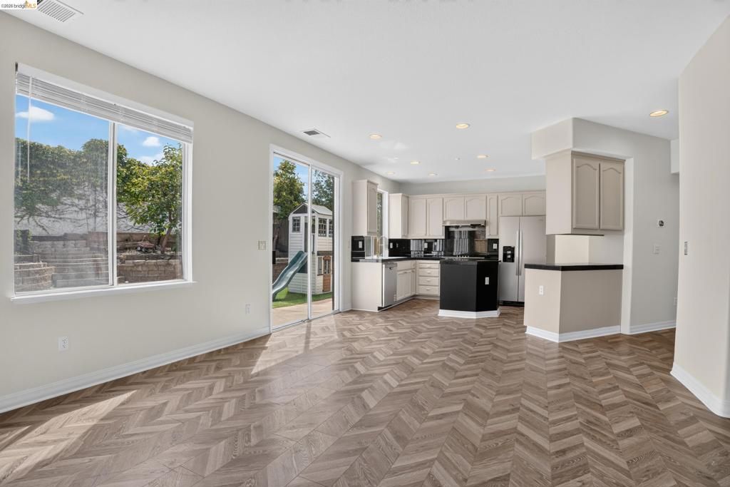 Image 9 of property listing at 34469 Valley Oaks Loop, Union City, CA 94587