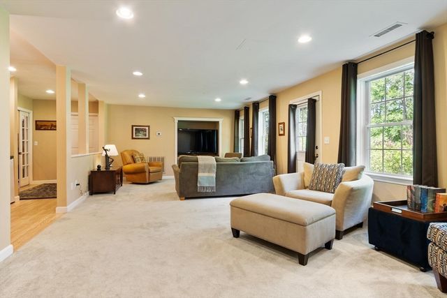 2 Laury Ln, Littleton, MA 01460