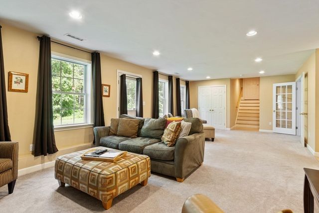 2 Laury Ln, Littleton, MA 01460