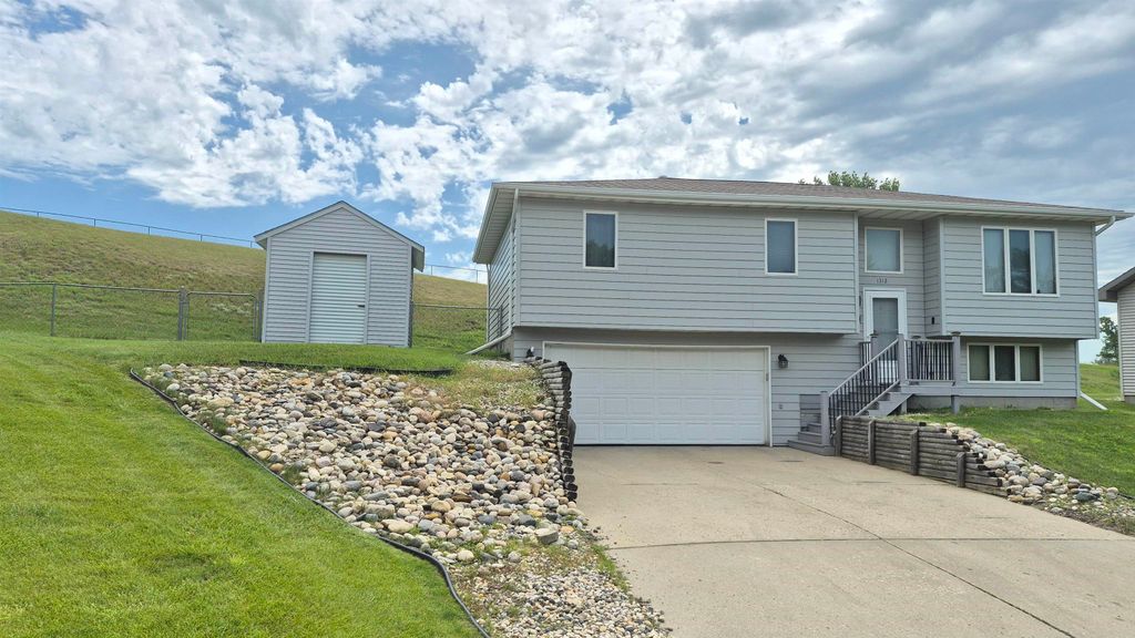 1312 7th Street NE, Minot, ND 58703