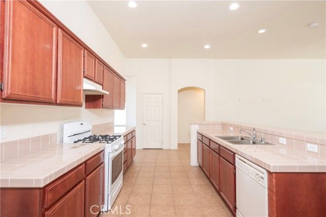 21189 Colombard, Apple Valley, CA 92308