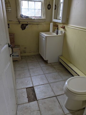 64 South St, Easton, MA 02375