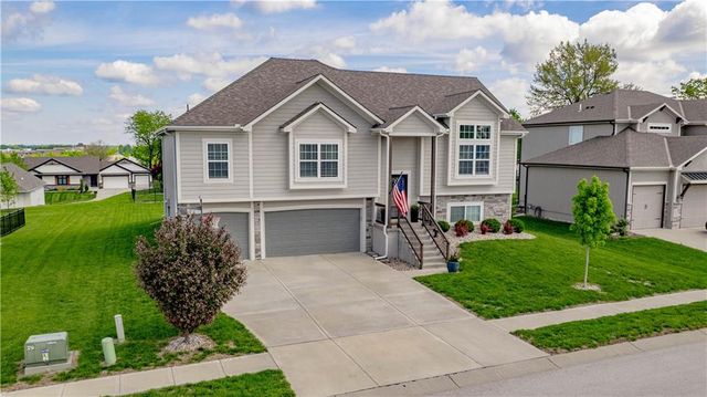 1005 SE Wood Ridge Court, Blue Springs, MO 64014