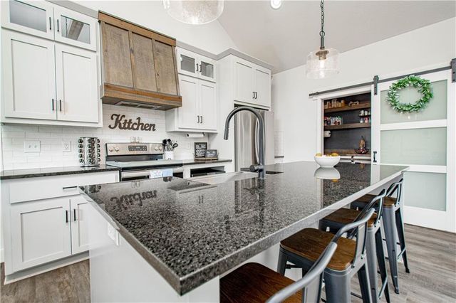 1005 SE Wood Ridge Court, Blue Springs, MO 64014