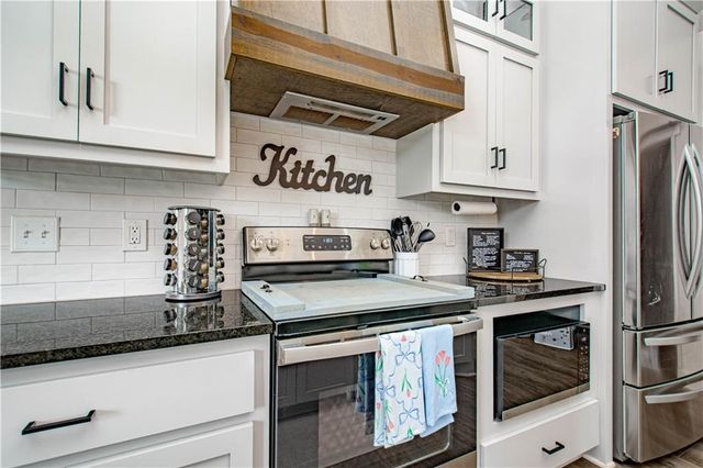 1005 SE Wood Ridge Court, Blue Springs, MO 64014