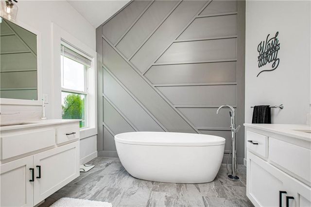 1005 SE Wood Ridge Court, Blue Springs, MO 64014