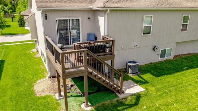 1005 SE Wood Ridge Court, Blue Springs, MO 64014