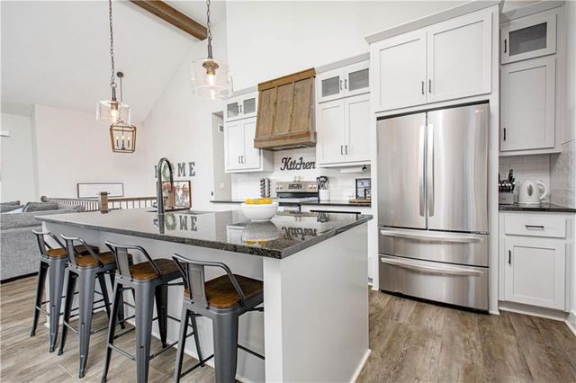 1005 SE Wood Ridge Court, Blue Springs, MO 64014