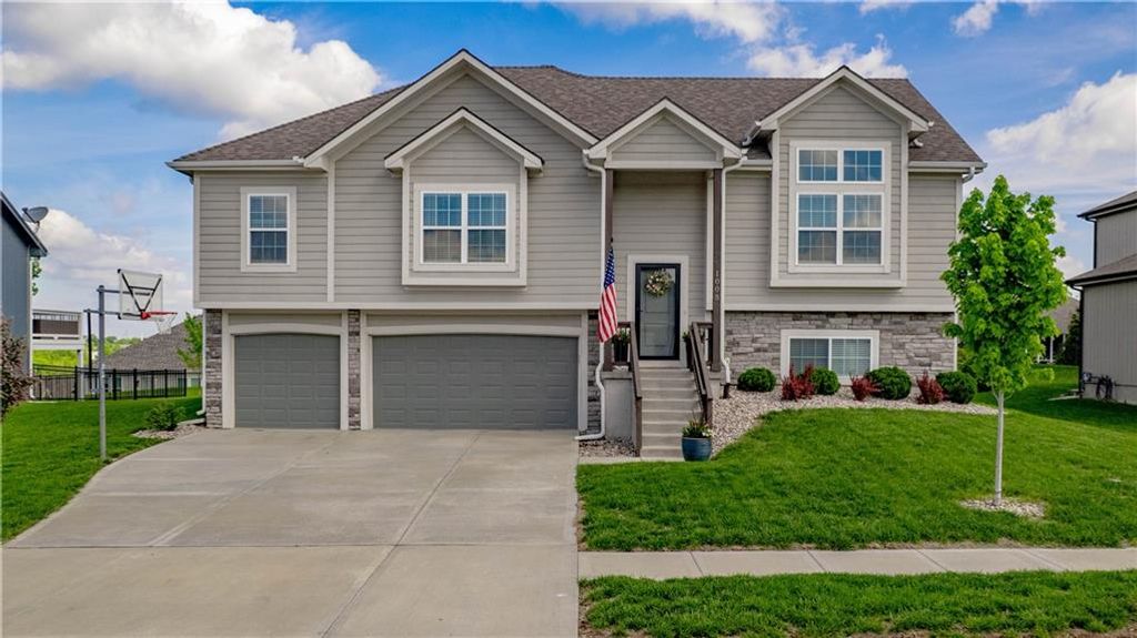 1005 SE Wood Ridge Court, Blue Springs, MO 64014