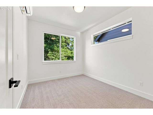 6033 Se TENINO St C, Portland, OR 97206