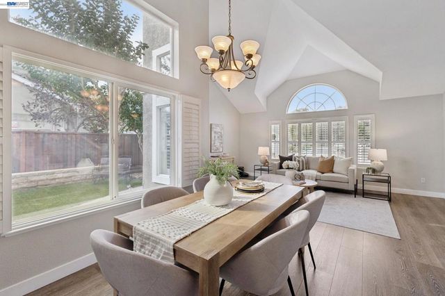257 Summertree Dr, Livermore, CA 94551