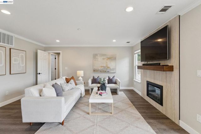 257 Summertree Dr, Livermore, CA 94551