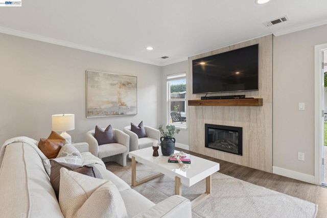 257 Summertree Dr, Livermore, CA 94551