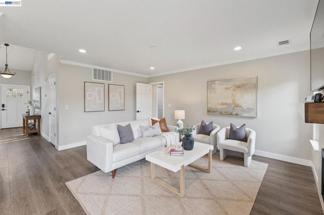 257 Summertree Dr, Livermore, CA 94551