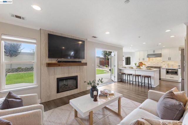 257 Summertree Dr, Livermore, CA 94551